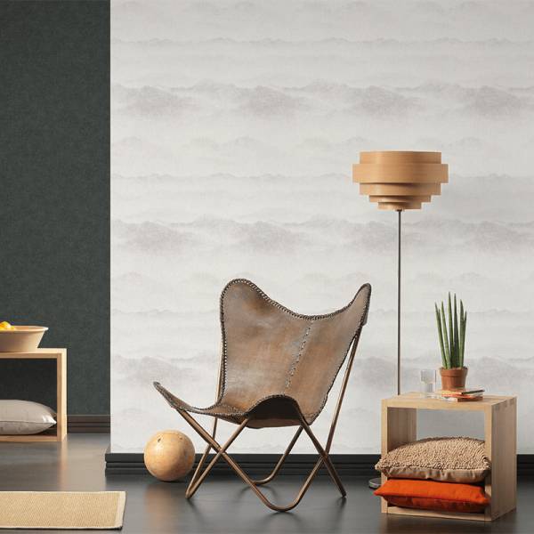 Moderner Designer Stuhl und Stehlampe vor Vintage Tapete mit Farbverlauf von heineking24